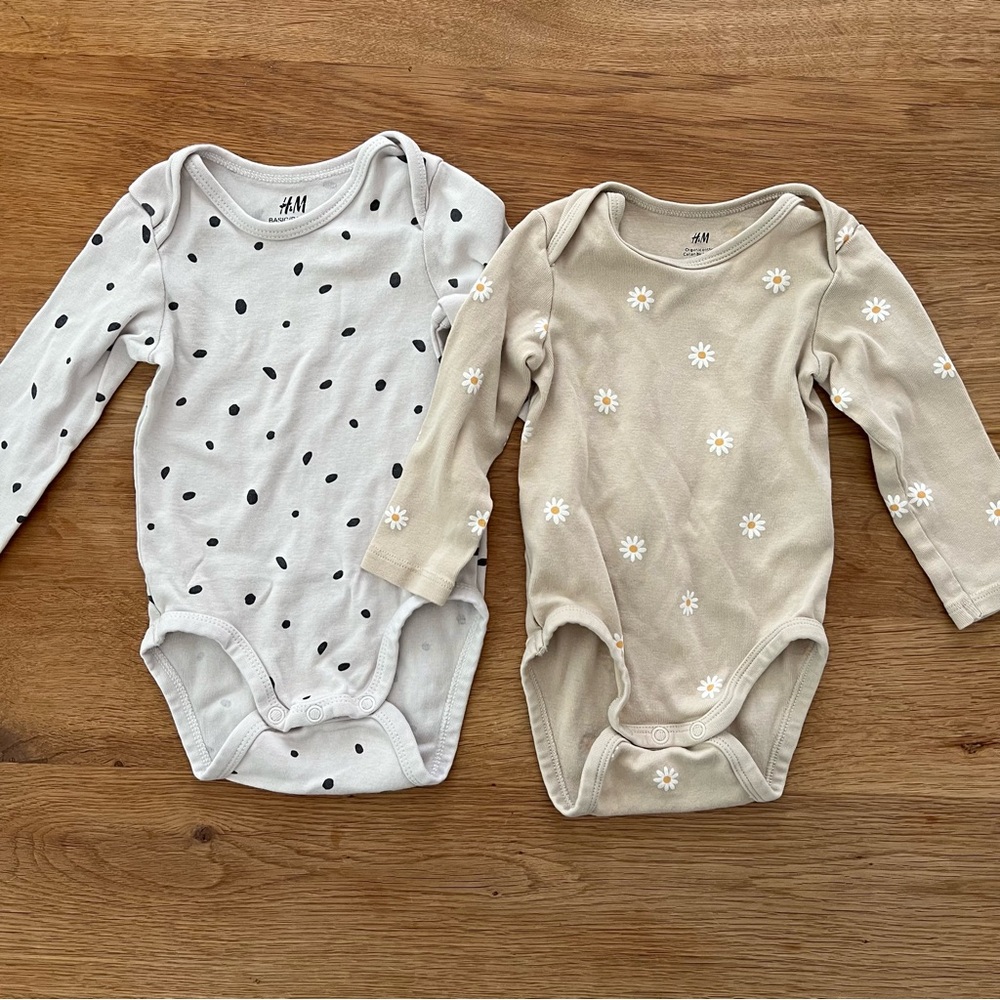 H&M Long-Sleeve Baby One-Piece Bodysuit Set Neutral Spots Dots Beige Daisy 6M
